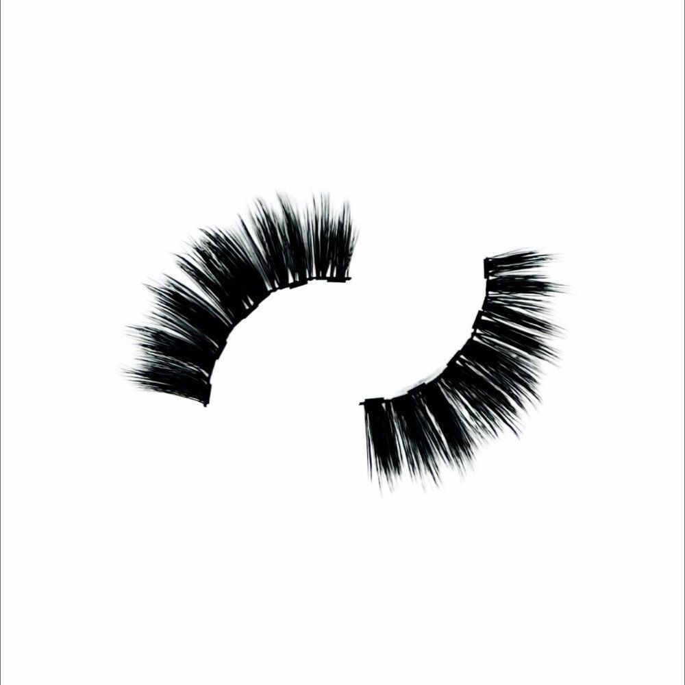 Joelle: 3D Magnetic Premium Silk Lashes and Eyeliner Kit